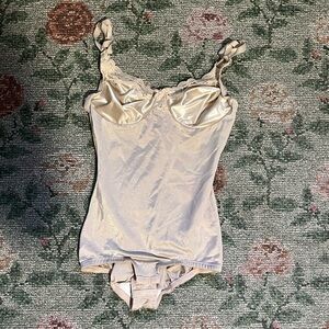 vintage tan lingerie bodysuit lace trim, center bow 🤎 
Sears lite n lacy 36B